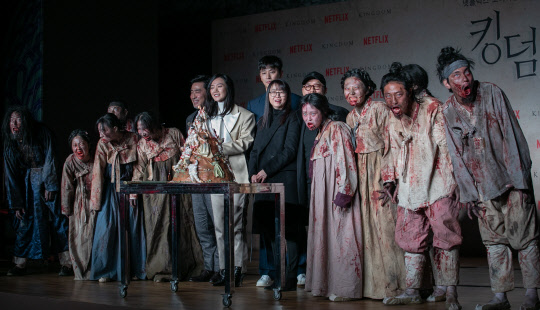 21일 서울 삼성동 인터컨티넨탈 서울 코엑스에서 넷플릭스 오리지널 시리즈 '킹덤' 제작발표회가 열렸다. 좀비로 분장한 배우들의 모습이 인상적이다.    박동욱기자 fufus@